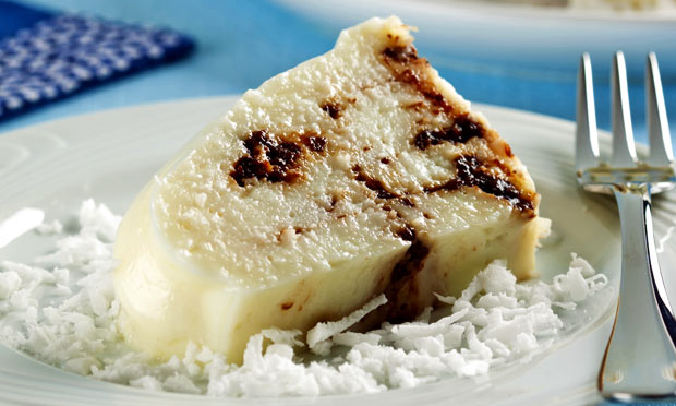 Pudim de coco com ameixa