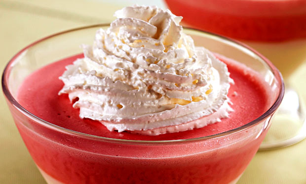 Pudim de coco e gelatina de morango