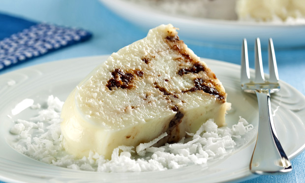Pudim de coco mesclado com creme de ameixa