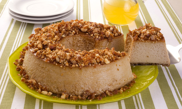 Pudim com crocante de amendoim