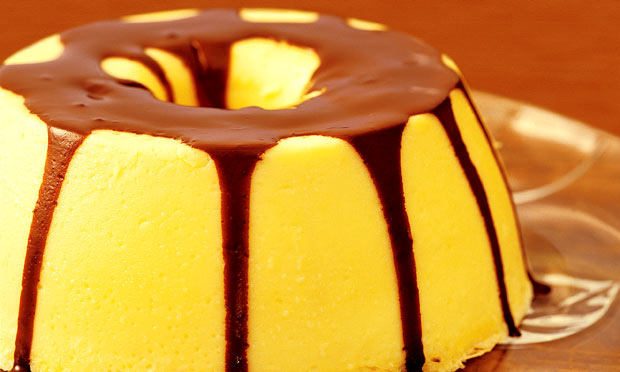 Pudim de coco com calda de chocolate