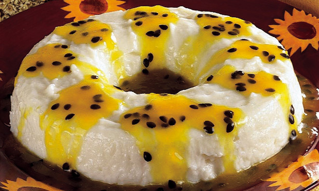 Pudim de coco com calda de maracujá