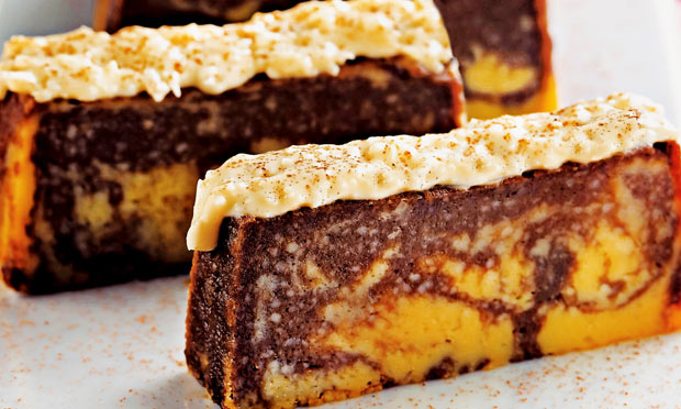 Pudim mesclado com creme de coco