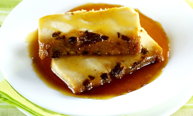 Pudim de pão com ameixa