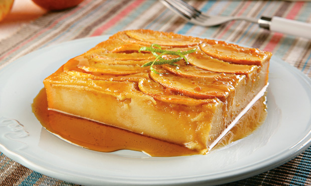 Pudim de pão com maçã caramelada