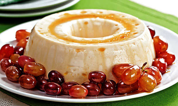 Pudim rápido de coco e uvas carameladas