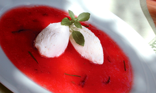 Quenelle de ricota com tomate e manjericão