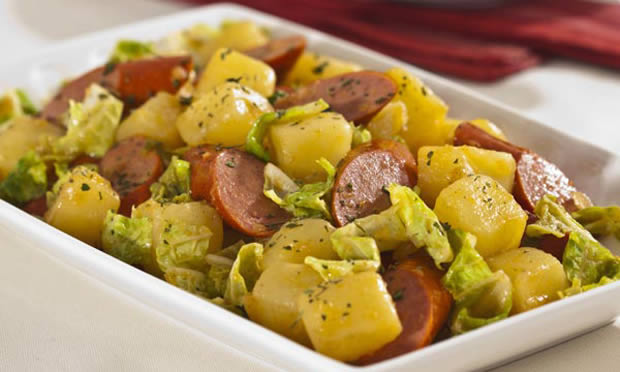 Refogado econômico de batata, acelga e salsicha