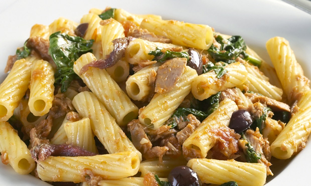 Rigatone com atum e rúcula