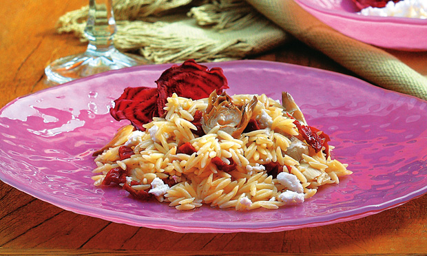 Risoni com alcachofra, tomate seco e queijo