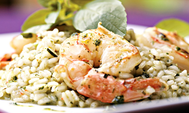 Risoto de chá verde com camarão e banana