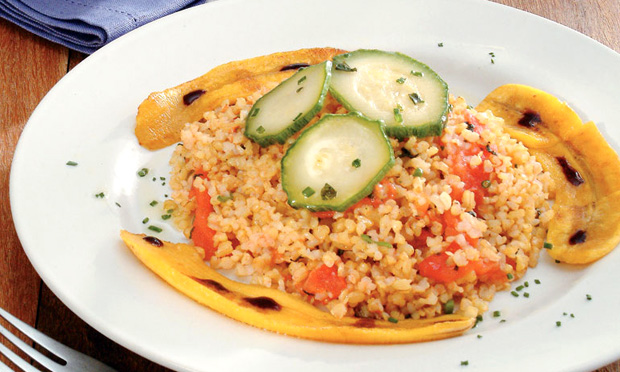 Risoto integral ao curry com tomate, abobrinha e banana
