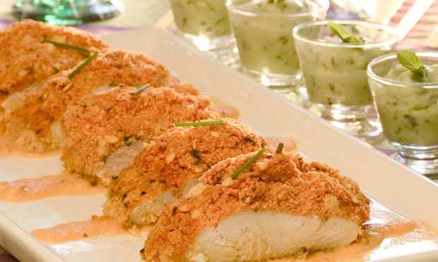 Robalo com crosta de farofa e molho de cenoura