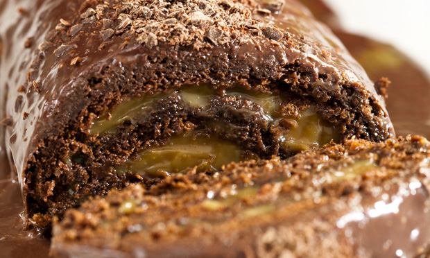 Rocambole de chocolate com doce de leite