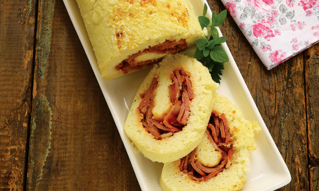 Rocambole de arroz recheado com linguiça