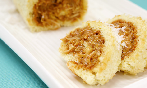 Rocambole de doce de leite com coco e psitache
