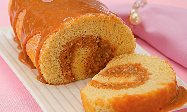 Rocambole de doce de leite e crocante