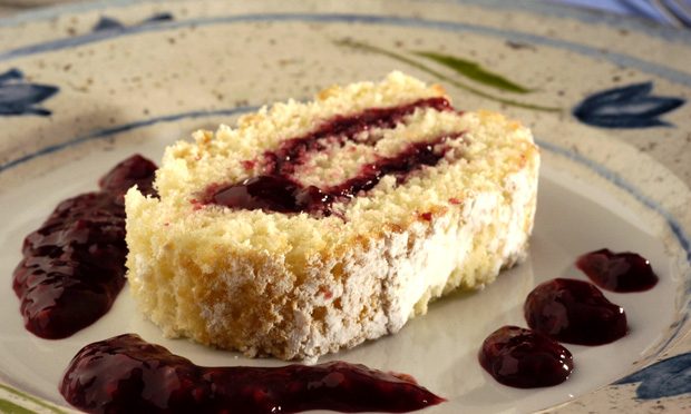 Rocambole de frutas vermelhas