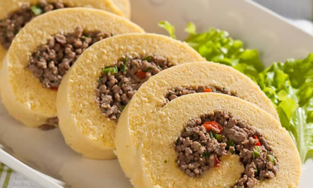 Rocambole econômico de fubá e carne moída