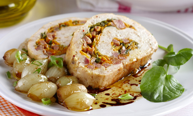 Rocambole de frango com linguiça e rúcula