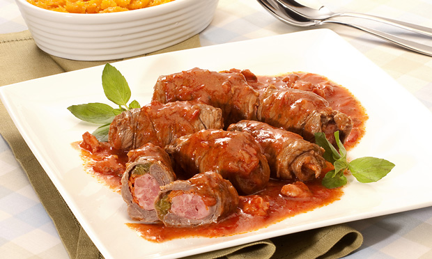Rolê de carne com linguiça