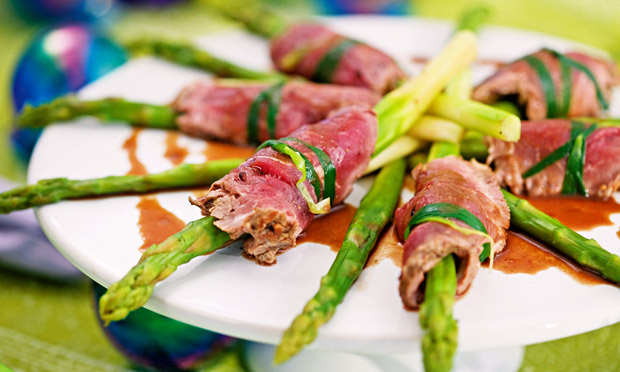 Rosbife com aspargos frescos