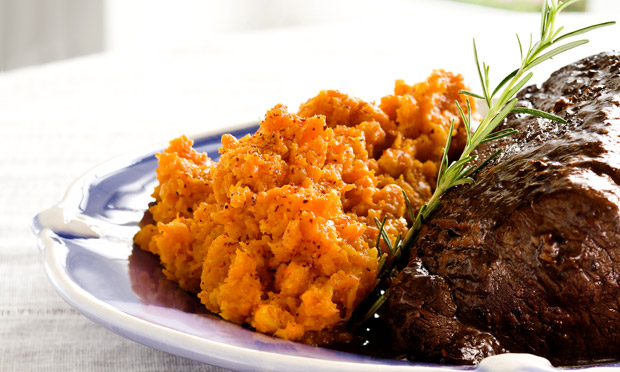 Rosbife de panela com purê de cenoura, mel e pimenta