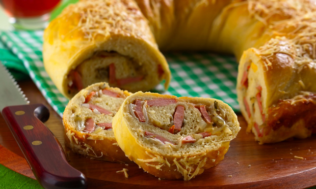 Rosca de salsicha e cebola