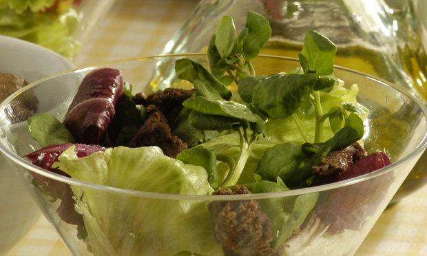 Salada de alface com fígado
