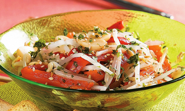 Salada de broto de feijão com pimentão