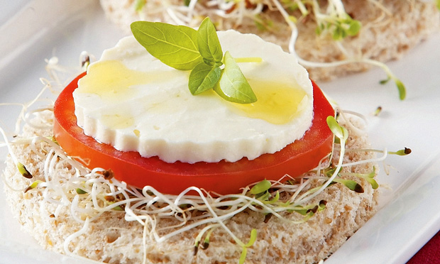 Salada caprese no pão
