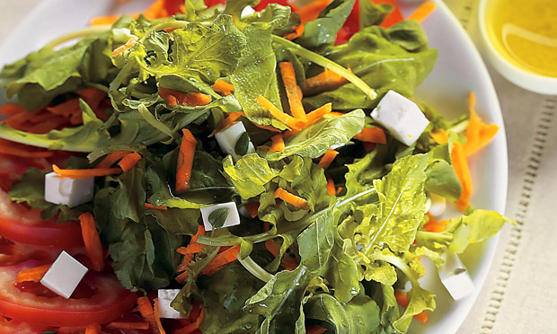 Salada de cenoura com rúcula e queijo