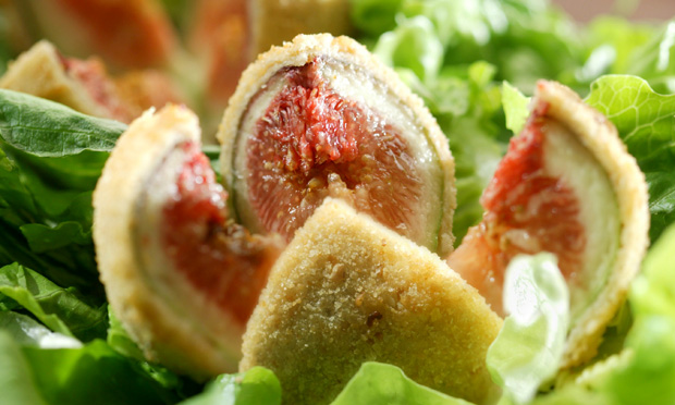 Salada com figo empanado