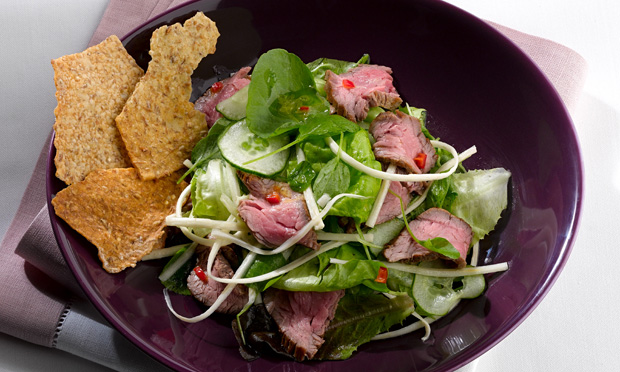 Salada com filé mignon, folhas, pepino e palmito fresco