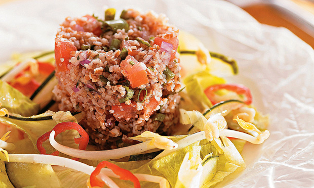Salada com trigo e brotos de feijão
