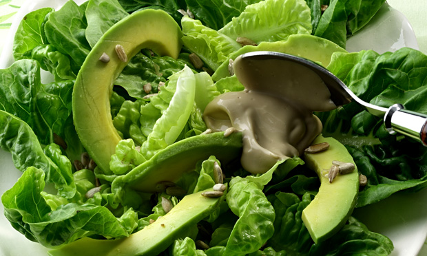 Salada crocante de alface e abacate com molho de maionese