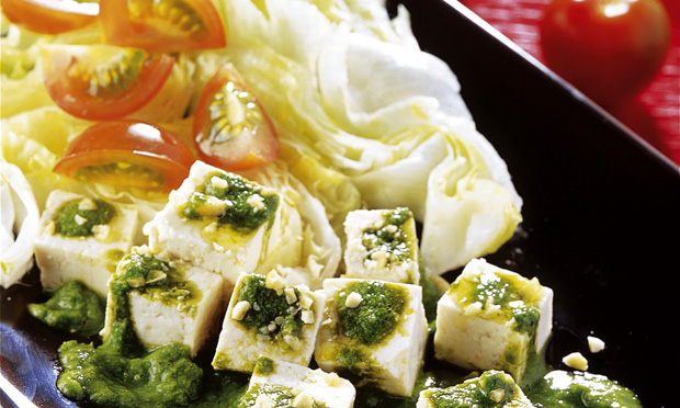 Salada de alface com tofu marinado