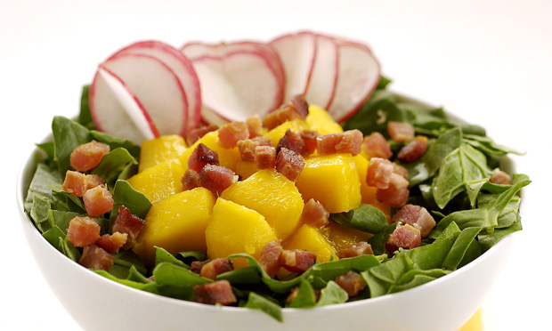 Salada de espinafre com manga