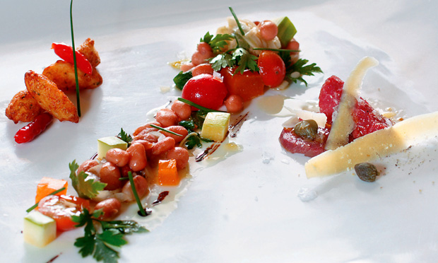 Salada de feijão com carpaccio e bolinho de arroz