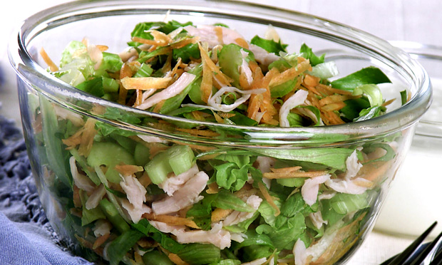 Salada de folhas com peito de peru com molho de iogurte