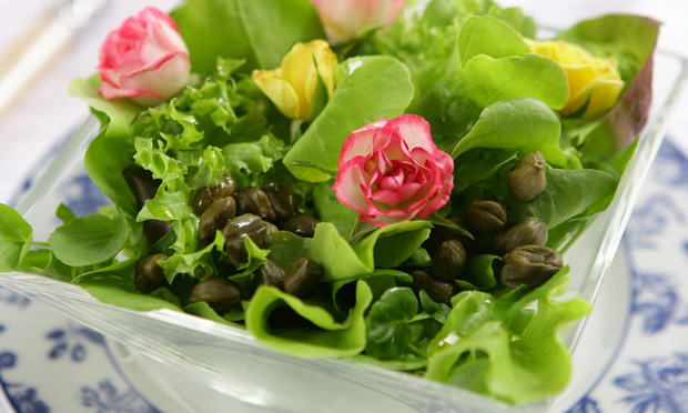 Salada de folhas verdes com flores