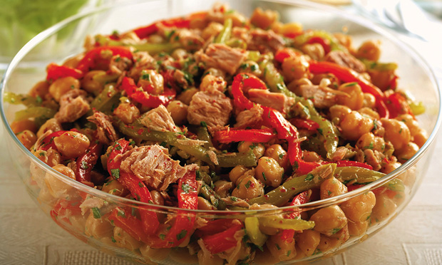 Salada de grão-de-bico com atum