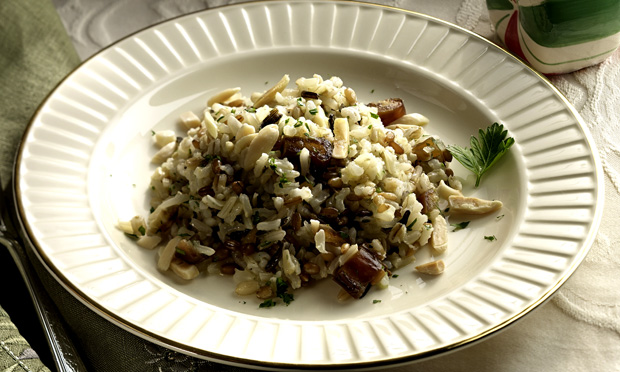 Salada de grãos integrais com amêndoa e tâmara