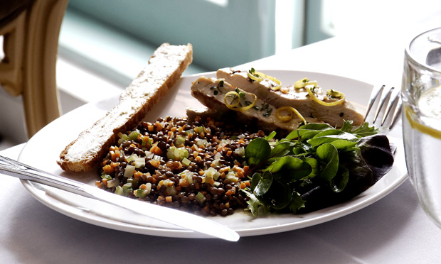 Salada de lentilhas e frango grelhado