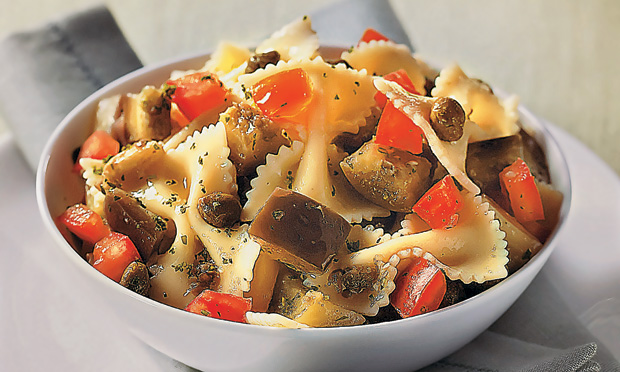 Salada de macarrão com berinjela