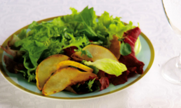 Salada de pera com folhas