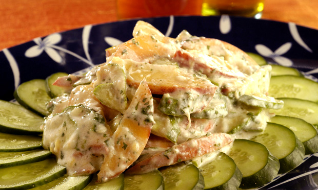 Salada de pêssego com pepino e iogurte