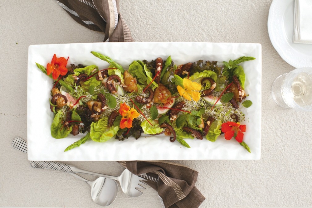 Salada de polvo com molho de pimenta doce