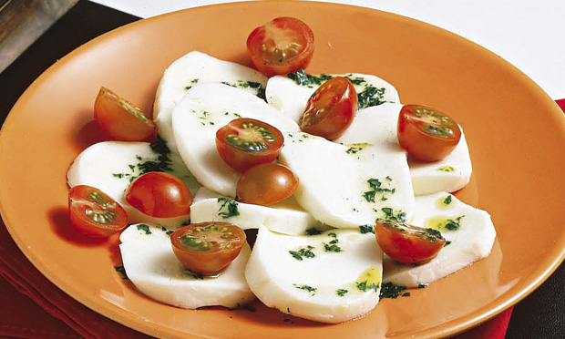 Salada de tomate-cereja e mussarela de búfala