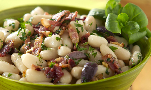 Salada de feijão-branco com bacon
